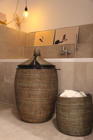 Afrikanischer Wäschekorb mit Deckel / Aufbewahrungskorb Dakar, geflochten aus Savannengras - für Bad und Wohnzimmer